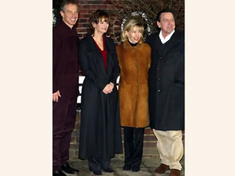 Ausserdem-im-August-Schroeder-erklaert-dass-sich-Deutschland-unter-seiner-Fuehrung-nicht-an-einer-militaerischen-Intervention-gegen-den-Irak-beteiligen-werde