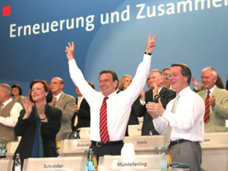 22-September-2002-SPD-und-Buendnis-90-Die-Gruenen-gewinnen-die-Wahl-zum-15-Deutschen-Bundestag-22-Oktober-Gerhard-Schroeder-wird-fuer-eine-zweite-Amtszeit-zum-Bundeskanzler-gewaehlt