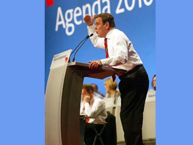 Der-Kaempfer-hat-mit-38-5-Prozent-und-einer-starken-gruenen-Partei-knapp-die-Wahl-gewonnen-Auch-2005-hatte-Schroeder-gekaempft-und-sich-dennoch-eine-Niederlage-eingestehen-muessen