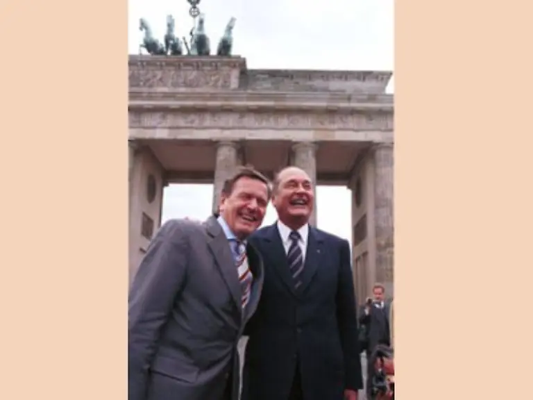 Schroeder-ist-der-erste-Kanzler-der-Bundesrepublik-der-den-Zweiten-Weltkrieg-nicht-mehr-unmittelbar-miterlebt-hat-Und-bereits-im-ersten-Jahr-seiner-Regierungszeit-hatte-er-eine-schwerwiegende-aussenpolitische-Entscheidung-zu-treffen