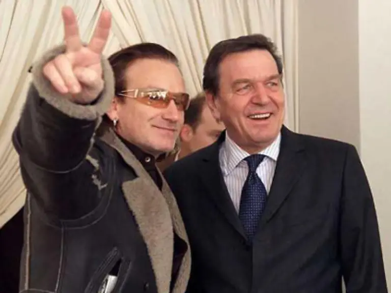 In-meinem-gesamten-politischen-Leben-ist-mir-keine-Entscheidung-so-schwer-gefallen-wie-diese-147-sagt-der-Bundeskanzler-der-seit-dem-12-April-1999-auch-Vorsitzender-der-Sozialdemokratischen-Partei-Deutschlands-ist-Mit-Popstars-vor-allem-wenn-es-Gutmenschen-sind-laesst-sich-Schroeder-auch-immer-wieder-gerne-ablichten-Hier-mit-Bono-2005-in-Davos-beim-Weltwirtschaftsgipfel