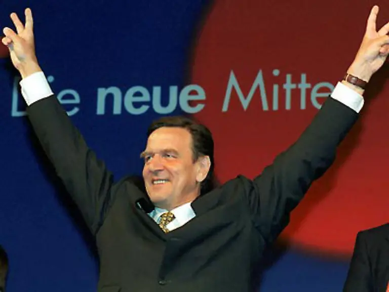 Im-selben-Jahr-stehen-unter-deutscher-EU-Ratspraesidentschaft-die-Neuordnung-der-Europaeischen-Finanzverfassung-sowie-eine-gross-angelegte-Initiative-zum-Schuldenerlass-fuer-die-aermsten-Laender-der-Welt-durch-die-G7-Staaten-auf-der-Tagesordnung