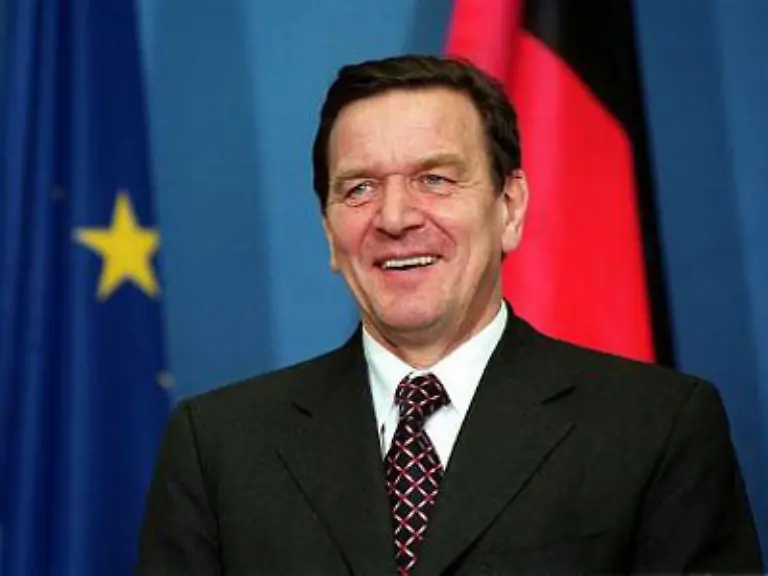 Schroeder-sieht-dieses-erste-Regierungsjahr-als-seine-aussenpolitische-Bewaehrungsprobe-147-die-er-mit-Bravour-besteht