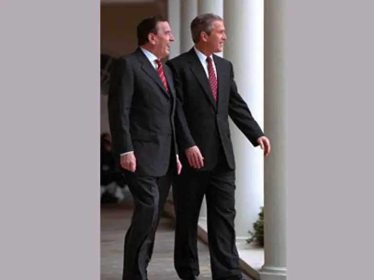 Aussenpolitisch-stellen-die-terroristischen-Angriffe-auf-New-York-und-Washington-am-11-September-2001-fuer-Schroeder-und-die-Bundesregierung-eine-nie-dagewesene-Herausforderung-dar-Der-Bundeskanzler-versichert-dem-angegriffenen-Buendnispartner-unverzueglich-Deutschlands-Solidaritaet