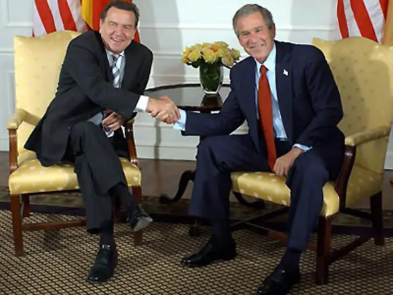 und-engagiert-sich-in-einer-Vielzahl-von-Kontakten-und-Gespraechen-in-Europa-und-der-Welt-nachdruecklich-fuer-die-Bildung-einer-internationalen-Koalition-gegen-den-Terrorismus-Dass-er-keine-Soldaten-in-den-Kampf-gegen-Saddam-Hussein-entsenden-will-nimmt-Bush-ihm-jedoch-lange-uebel