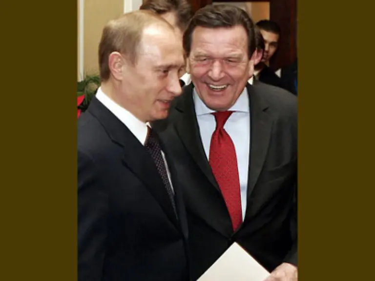 Ein-besonders-enges-Verhaeltnis-hat-er-zu-Wladimir-Putin-Auch-wenn-Kritik-an-dem-russischen-Praesidenten-hier-und-da-durchaus-angebracht-waere-Schroeder-ist-ueberaus-zurueckhaltend