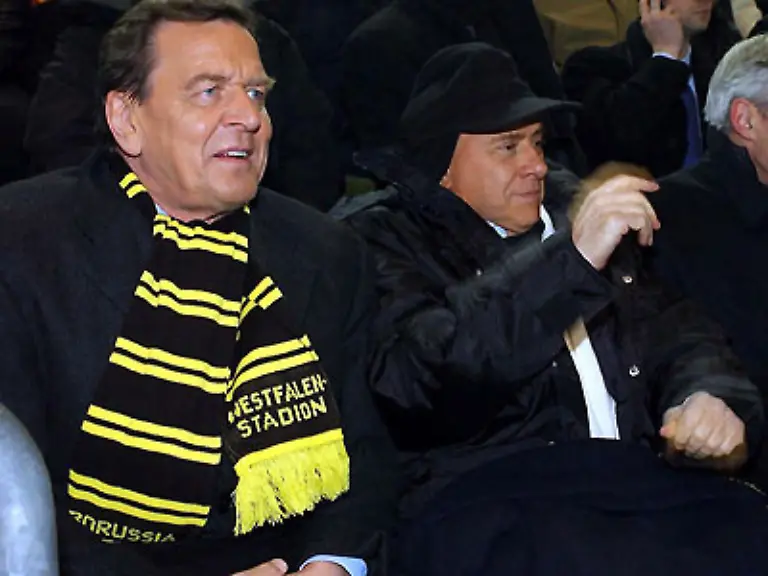 Europa-liegt-ihm-am-Herzen-Das-Europaeische-Modell-der-Verbindung-aus-Eigeninitiative-und-Gemeinsinn-aus-Individualitaet-und-Solidaritaet-hat-sich-bewaehrt-Sportlich-ist-er-ja-unser-Bundeskanzler-Hier-fiebert-er-mit-Silvio-Berlusconi