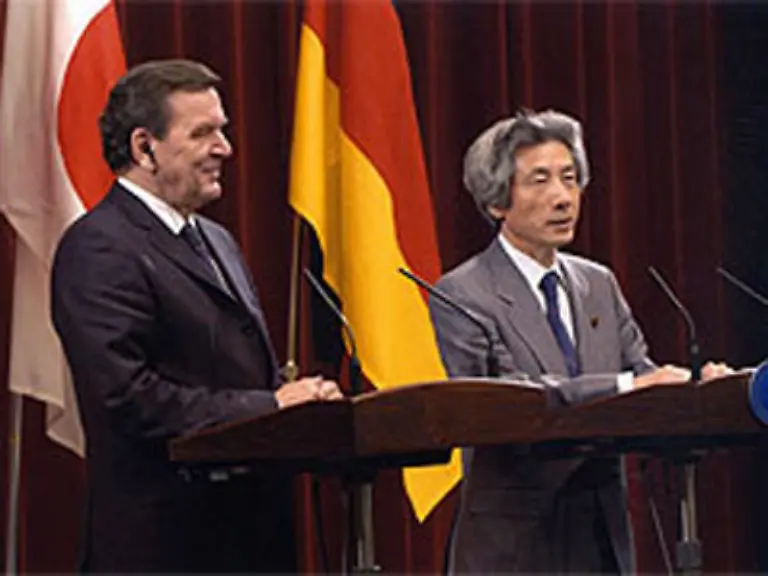 Die-weltwirtschaftlichen-Folgen-des-11-September-stellen-die-Regierung-Schroeder-Anfang-des-Jahres-2002-vor-grosse-Herausforderungen-Die-oekonomische-Eintruebung-auf-den-Weltmaerkten-hat-unmittelbare-Auswirkungen-auf-Konjunktur-und-Wachstum-in-Deutschland