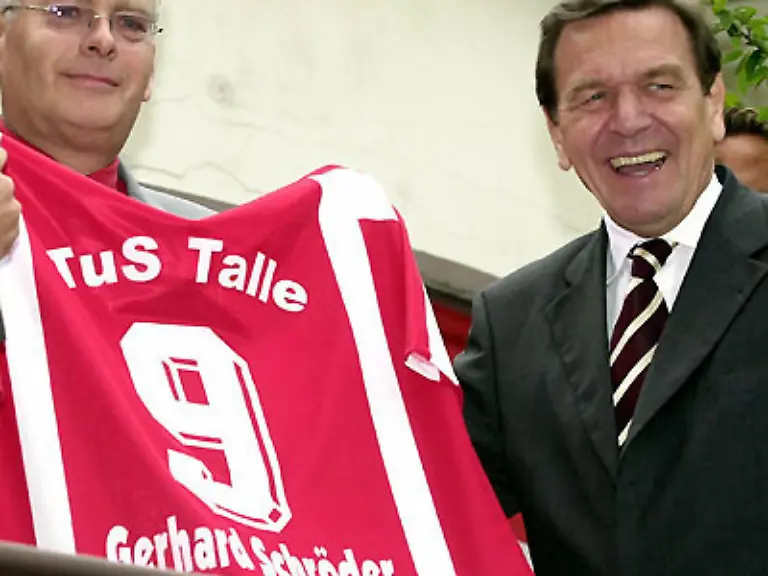 Hier-in-Talle-war-er-der-Acker-so-wurde-er-von-seinen-heimatlichen-Fussballkumpels-genannt-doch-auch-solch-froehliche-Bilder-taeuschen-nicht-darueber-hinweg-dass-das-Problem-der-Arbeitslosigkeit-in-Deutschland-immer-groesser-wird