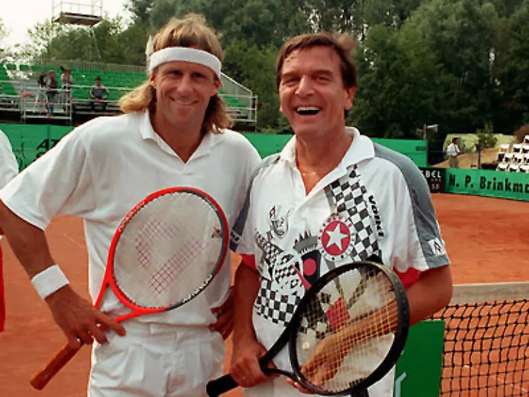 Schoen-schoen-reden-kann-er-ja-wirklich-gut-der-Gerd-Er-laesst-aber-auch-Taten-folgen-Spielt-man-ihm-einen-Ball-zu-spielt-er-gerne-zurueck-Zum-Passivsportler-ist-er-nicht-geboren-Schroeder-greift-gern-selbst-zum-Schlaeger-hier-mit-Bjoern-Borg