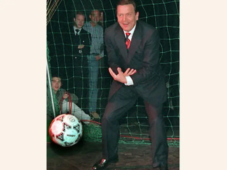 Grob-geschaetzt-steht-der-Noch-Bundeskanzler-nicht-so-gerne-im-Tor-und-laesst-sich-die-Baelle-um-die-Ohren-hauen