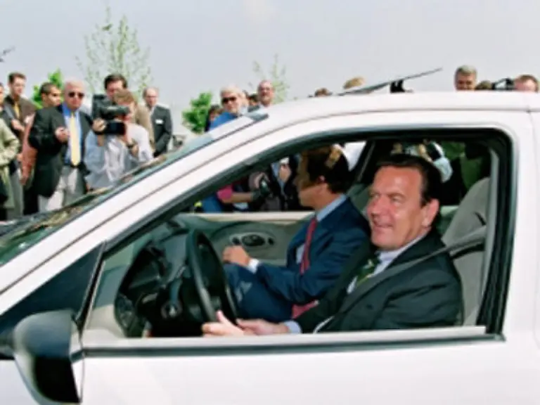 Andere-Hobbys-Na-klar-Auto-Kanzler-wurde-er-auch-gerne-genannt-wobei-die-vier-Ringe-im-Symbol-des-Autoherstellers-nur-bedingt-mit-den-vier-Ehen-des-Kanzlers-in-Verbindung-gebracht-werden-koennen