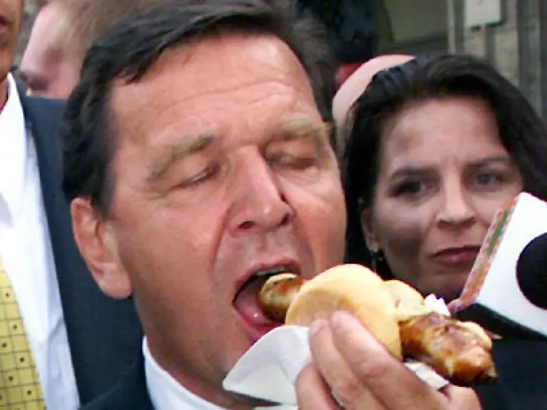 Ach-ja-und-ein-Gourmet-ist-er-nun-wahrlich-nicht-Am-liebsten-nimmt-er-zumindest-in-der-Oeffentlichkeit-so-gewoehnliche-Lebensmittel-zu-sich-wie-Curry-oder-Rostbratwuerstchen