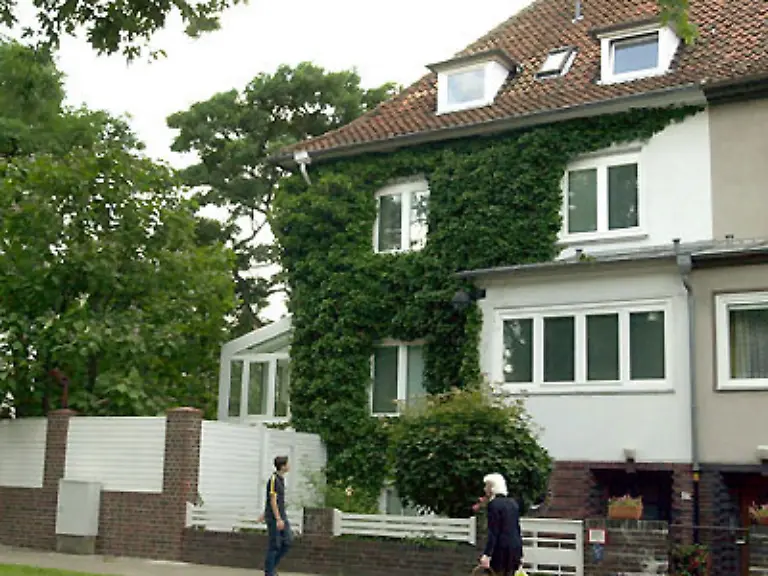 Sein-spaerliches-Leben-als-Familienmensch-findet-in-Hannover-statt-in-einem-ganz-normalen-Haeuschen