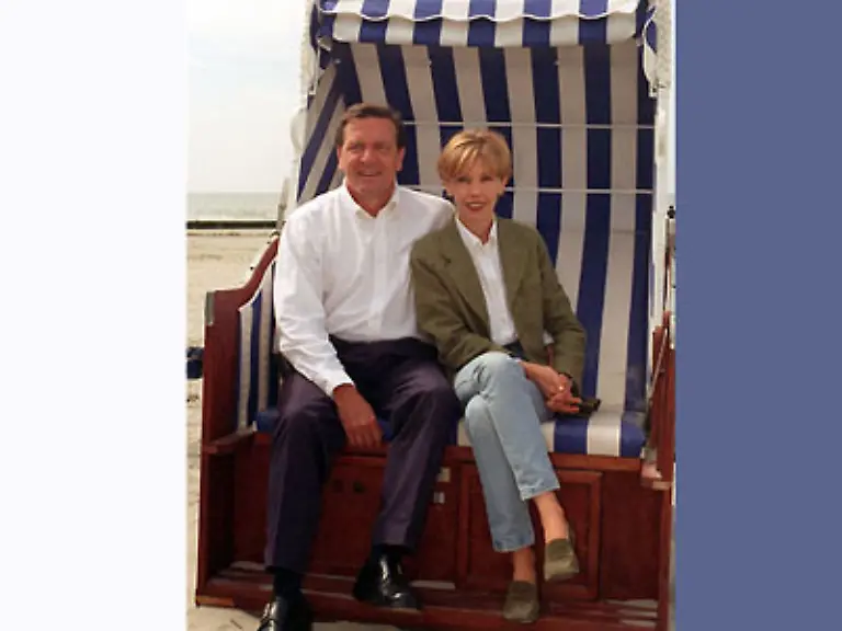 Die-Schroeders-fahren-gerne-in-den-Urlaub-aber-so-weit-wie-auf-Staatsreisen-fuehrt-es-sie-meist-nicht-Gerhard-und-Doris-sind-bei-der-Wahl-ihres-Urlaubsortes-recht-bodenstaendig-Ob-nun-Nordsee