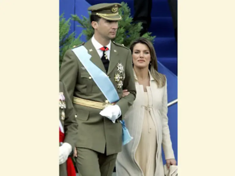 Nun-kam-Leonor-per-Kaiserschnitt-es-ging-nicht-anders-fuer-alle-die-denken-Letizia-waere-zu-bequem-fuer-eine-normale-Geburt-und-Felipe-freut-sich-nicht-nur-ueber-seinen-Nachwuchs