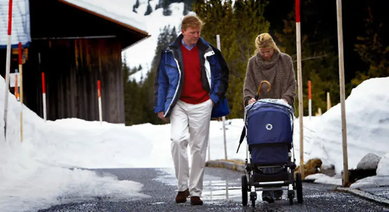 und-einem-Super-Kinderwagen-Must-Have-aller-stylishen-Muttis-uebrigens-ob-nun-blau-oder-andersbluetig-ist-dieses-Gefaehrt-auf-dem-Foto-Nur-so-als-kleiner-Tipp