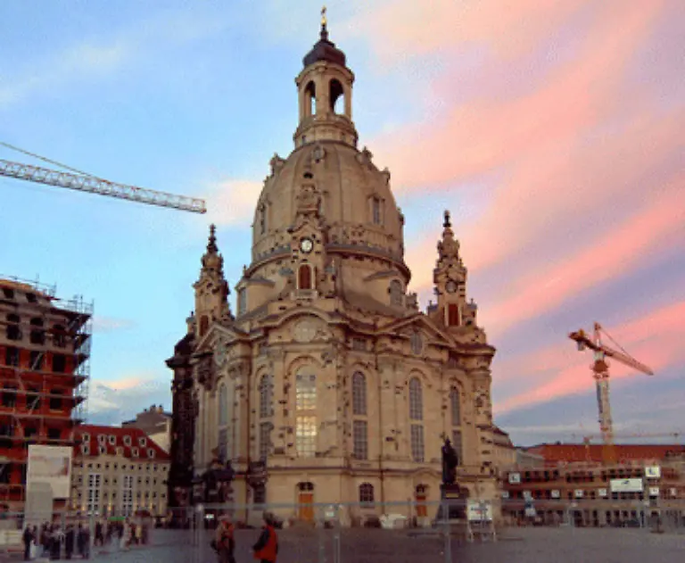 Nach-zwoelf-Jahren-Bauzeit-wurde-die-Dresdner-Frauenkirche-Ende-2005-fertig-deutlich-schneller-als-erwartet-und-mit-132-Millionen-Euro-Baukosten-keinen-Cent-teurer-als-gedacht-Mit-dem-Fest-der-Weihe-vom-30-Oktober-bis-1-November-2005