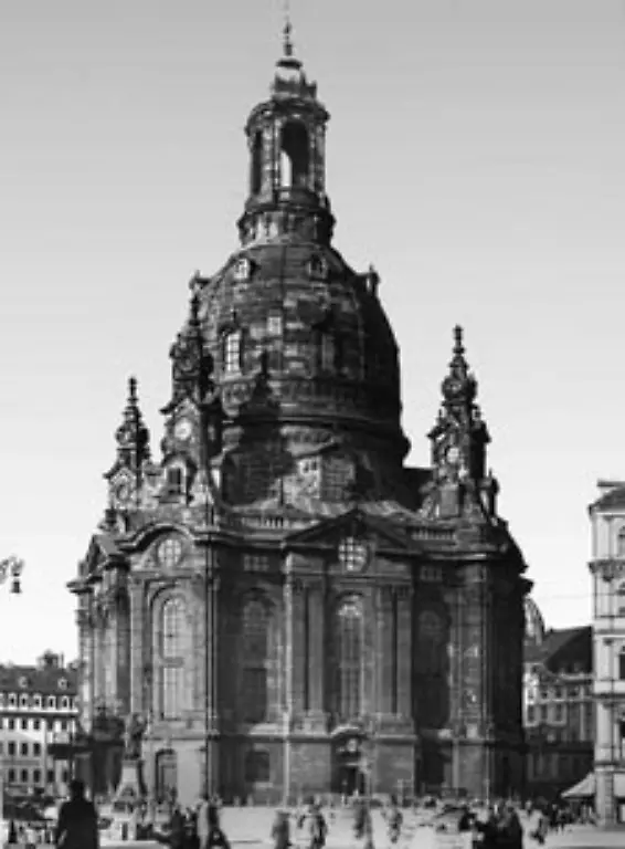Urspruenglich-sollte-die-Kuppel-aus-Kupfer-gegossen-werden-Doch-Sachsen-war-im-Krieg-Aus-Gruenden-der-Sparsamkeit-konstruierte-der-Baumeister-eine-Kuppel-aus-Sandsteinquadern-Das-brachte-dem-Sakralbau-den-Namen-Steinerne-Glocke-ein-Baumeister-Baehr
