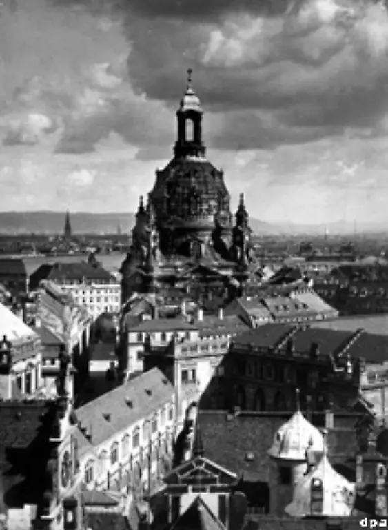 erlebte-die-Kroenung-seines-Lebenswerks-das-Aufsetzen-der-Turmhaube-nicht-mehr-Laut-Kirchenbuch-starb-er-1738-und-damit-fuenf-Jahre-zu-frueh-an-Streckfuss-und-Verzehrung-Als-man-aber-fast-100-Jahre-spaeter-sein-Grab-oeffnete-fand-man-ein-Skelett