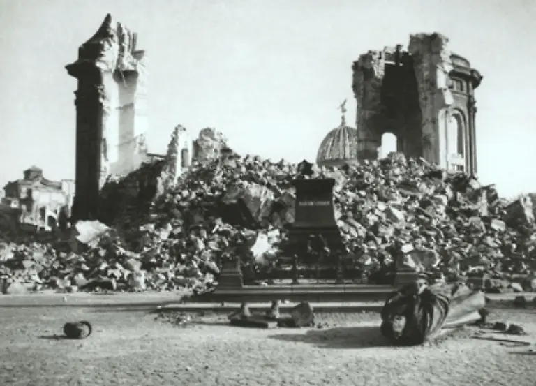mit-eingeschlagenem-Schaedel-und-drei-gebrochenen-Rippen-Als-am-13-Februar-1945-650-000-britische-Brandbomben-in-Dresden-einschlugen-wurde-die-Frauenkirche-zwar-nicht-getroffen-befand-sich-aber-mitten-im-Feuersturm