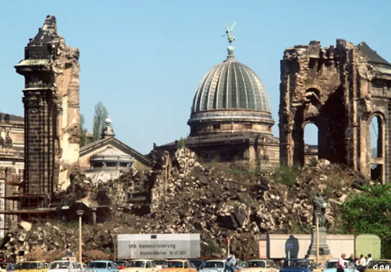 Die-Innenpfeiler-waren-ausgebrannt-und-konnten-die-gewaltige-Last-nicht-laenger-tragen-Nur-noch-zwei-Mauerstuempfe-ragten-seither-aus-dem-Truemmerberg-In-der-DDR-war-die-Ruine-der-Frauenkirche-ueber-40-Jahre-lang-ein-Mahnmal-gegen-den-Krieg