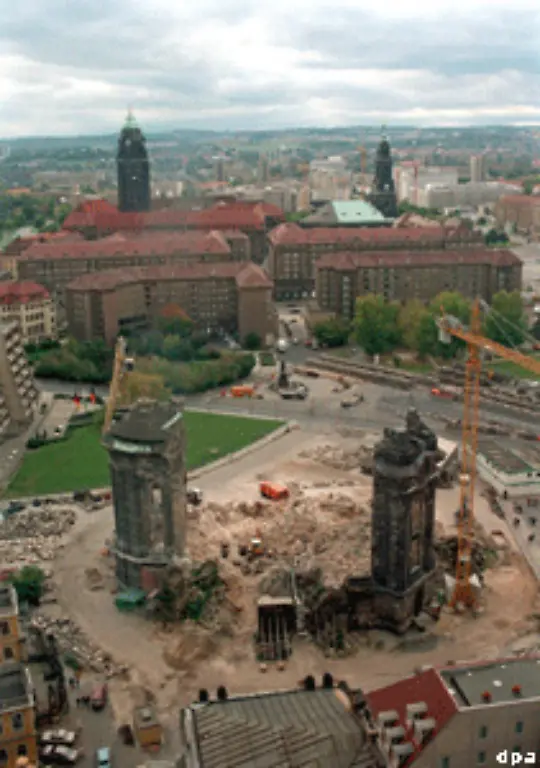 versammelten-sich-einige-hundert-Menschen-vor-der-Ruine-die-Friedens-und-Buergerbewegung-wagte-sich-ans-Licht-Die-Staatsmacht-konnte-die-Gruppierung-nicht-aufhalten-Der-Kampf-um-das-Symbol-hatte-begonnen