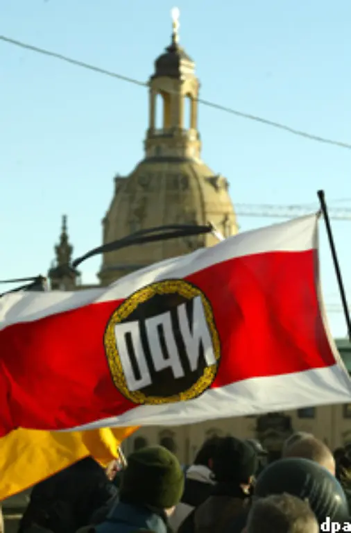 Neonazis-instrumentalisierten-die-Ruinen-der-Frauenkirche-fuer-ihre-Zwecke-Regelmaessig-am-13-Februar-marschierten-sie-mit-ihren-Springerstiefeln-am-Mahnmal-auf-Der-Wiederaufbau-hat-daran-nichts-geaendert-Die-Skinheads-kommen-immer-noch-Bild-13