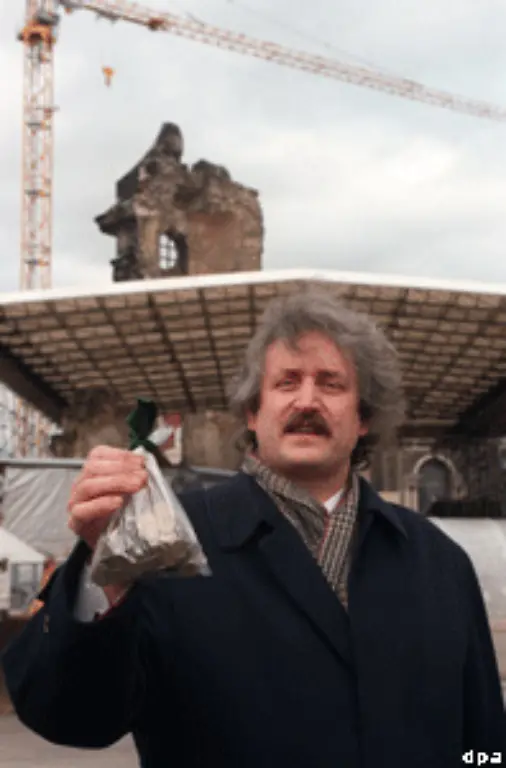 Im-Herbst-1989-formierte-sich-eine-Initiative-fuer-den-Wiederaufbau-der-Frauenkirche-In-vorderster-Reihe-engagierte-sich-der-Trompeter-Ludwig-Guettler-hier-mit-einem-Saeckchen-Muenzen-der-Spende-einer-unbekannten-Dresdnerin
