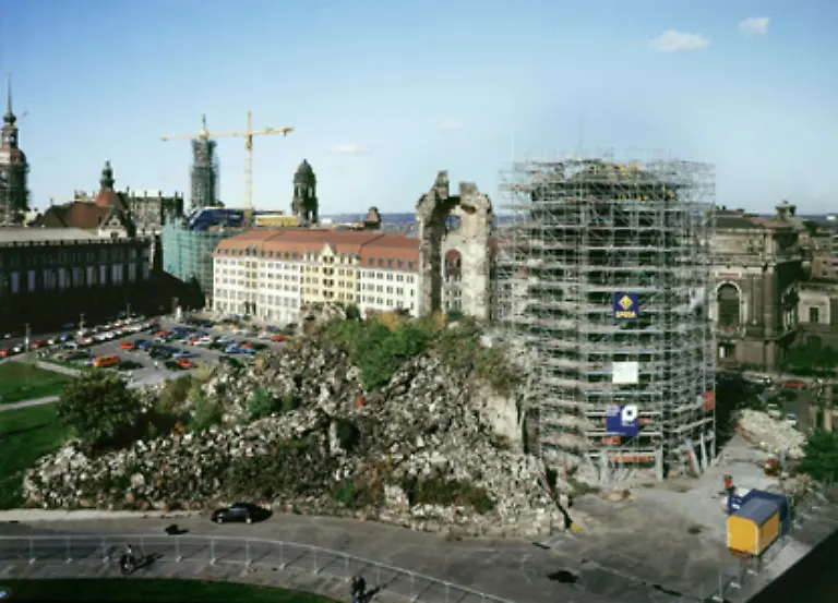 Die-Wiederaufbau-Plaene-stiessen-zunaechst-auf-erbitterten-Widerstand-Besonders-die-Denkmalschuetzer-aus-dem-Westen-machten-dagegen-Front-Sie-wollten-die-Ueberbleibsel-der-Frauenkirche-bewahren-und-restaurieren-aber-bloss-nicht-rekonstruieren