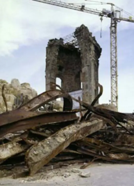 Auch-die-Amtskirche-straeubte-sich-durchaus-mit-guten-Argumenten-Vierzig-Jahre-lang-war-die-Kirche-in-der-DDR-nur-geduldet-Die-wenigen-kleinen-Gemeinden-brauchten-keine-repraesentativen-Gebaeude-Die-vorhandenen-historischen-Kirchenbauten-waren-ohnehin-viel-zu-gross