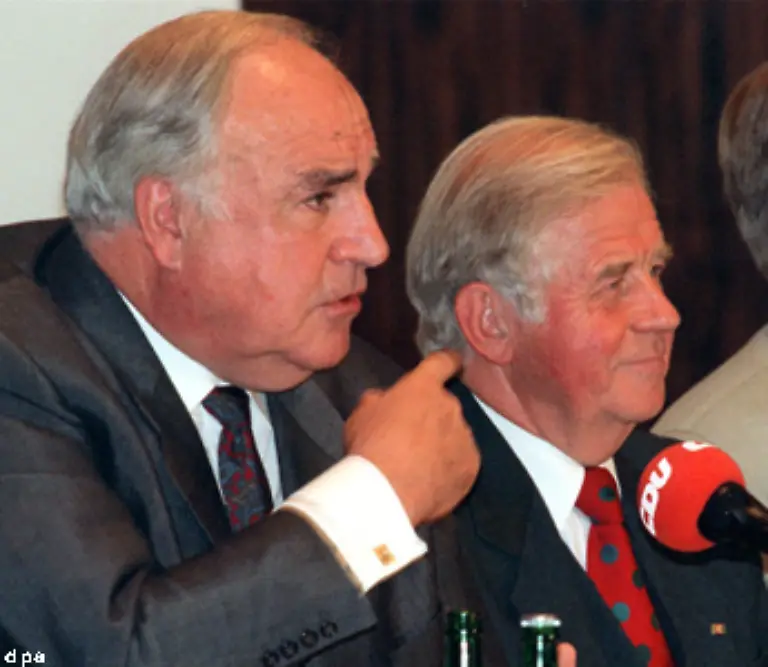 Doch-der-Widerstand-broeckelte-Der-damalige-Kanzler-Kohl-und-Sachsens-Laenderchef-Biedenkopf-sprachen-sich-fuer-den-Wiederaufbau-aus-V-a-aber-die-Dresdner-selbst-wollten-die-Kirche-neu-errichten-Schliesslich-stimmte-die-Evangelische-Synode-nach-heftiger-Debatte-zu