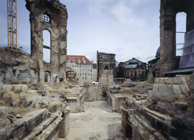 Der-Computer-ermittelte-den-urspruenglichen-Platz-der-alten-Sandsteine-den-sie-auch-in-der-erneuerten-Aussenhaut-wieder-einnehmen-sollten-Die-Reste-des-Eckturms-und-des-Chores-sollten-ebenfalls-in-den-Neubau-integriert-werden
