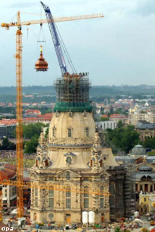 Das-I-Tuepfelchen-setzt-die-immerhin-28-Tonnen-schwere-Turmhaube-Im-Juni-2004-hievte-ein-Kran-die-Haube-samt-Kreuz-auf-die-so-genannte-Laterne-Der-britische-Dresden-Trust-sammelte-mehr-als-750-000-Euro-fuer-die-vergoldete-Spitze-der-barocken-Kirche