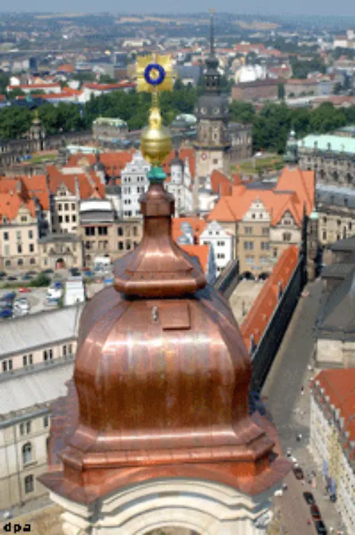 Seitdem-hat-die-Dresdner-Frauenkirche-wieder-ihre-alte-Hoehe-von-91-24-m-Von-hier-oben-gibt-es-einen-fabelhaften-Blick-auf-den-Hausmannsturm-des-Schlosses-rechts-den-Dresdner-Zwinger-links-und