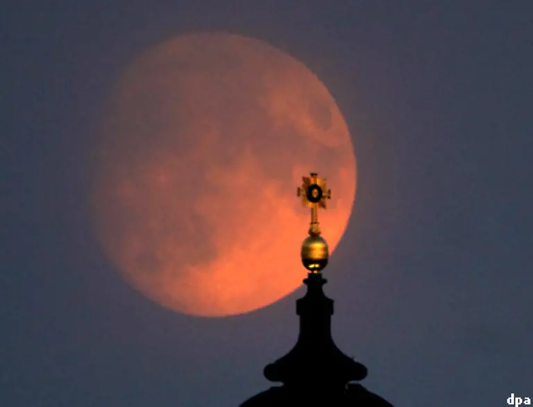 den-Mond-Das-8-m-hohe-Kuppelkreuz-fertigte-der-Sohn-eines-jener-britischen-Bomberpiloten-an-die-einst-an-den-Angriffen-auf-Dresden-teilgenommen-hatten