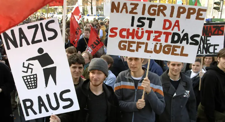 Mit-Plakaten-wie-Nazis-raus-und-Nazigrippe-ist-da-schuetzt-das-Gefluegel-demonstrierten-sie-gegen-den-NPD-Aufmarsch