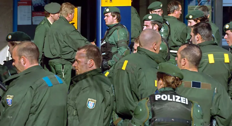 Am-Bahnhof-ankommende-Demonstrationsteilnehmer-mussten-sich-Leibesvisitationen-unterziehen