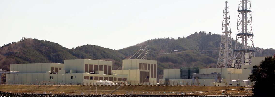 Außenaufnahme der Reaktoren 1, 2 und 3 (v.l.) des Atomkraftwerks Onagawa (Archivaufnahme vom 01.04.2011).