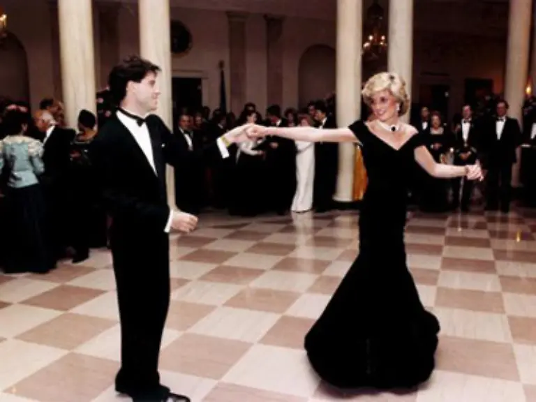 Bei-Diana-die-1985-die-USA-im-Sturm-bzw-Tanzschritt-fuer-sich-einnahm-hier-mit-John-Travolta-im-Weissen-Haus-haette-man-jeden-Patzer-mit-einem-entzueckten-Laecheln-verziehen-aber-Camilla-hat-einen-schwereren-Stand