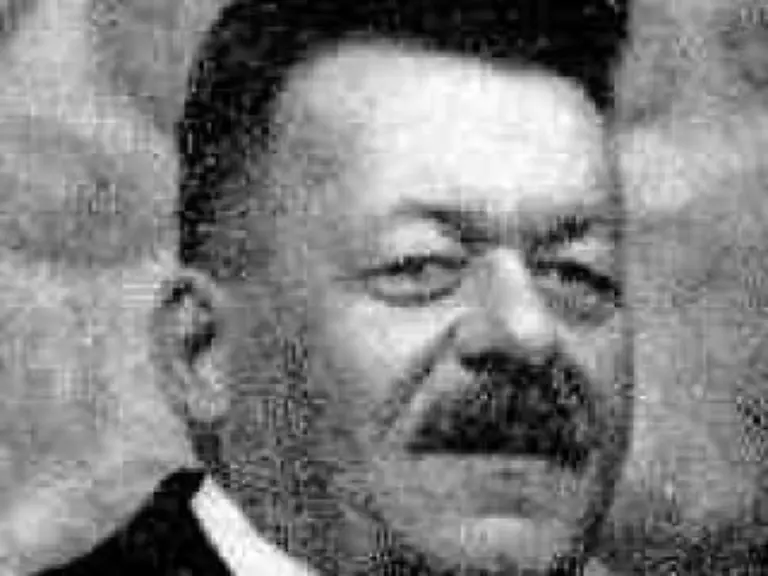 Auch-die-Sozialdemokraten-hier-der-spaetere-Reichspraesident-Friedrich-Ebert-stimmen-im-Reichstag-fuer-die-Kriegskredite-Sie-verpflichten-sich-zum-so-genannten-Burgfrieden