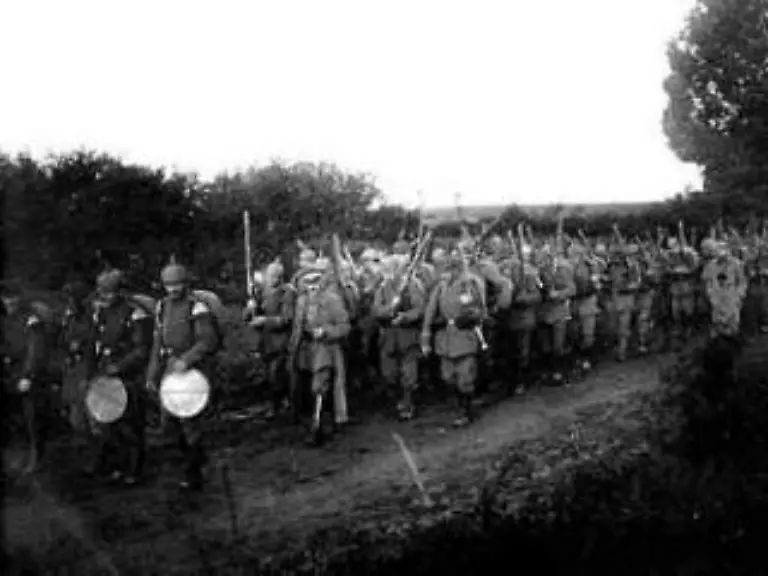 Deutsche-Truppen-auf-dem-Vormarsch-im-Westen