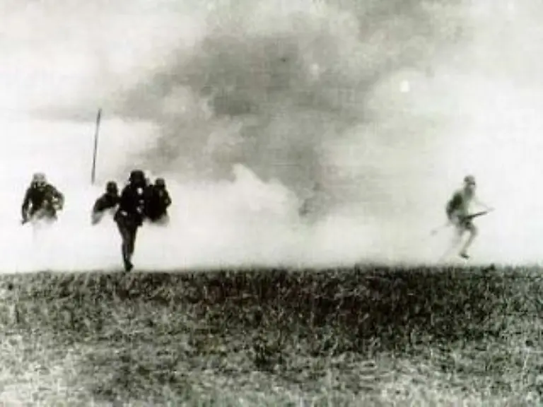 Eine-neue-brutale-Form-der-Kriegfuehrung-Deutsche-Einheiten-greifen-am-22-April-1915-bei-Ypern-eine-britische-Stellung-mit-Giftgas-an