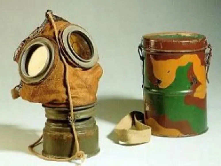 Der-Gaskrieg-erfordert-Schutzmassnahmen-Eine-deutsche-Gasmaske-mit-Behaelter-aus-der-Zeit-des-Ersten-Weltkrieges