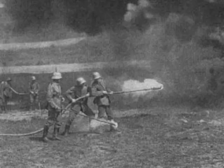 Deutscher-Flammenwerfertrupp-bei-Verdun