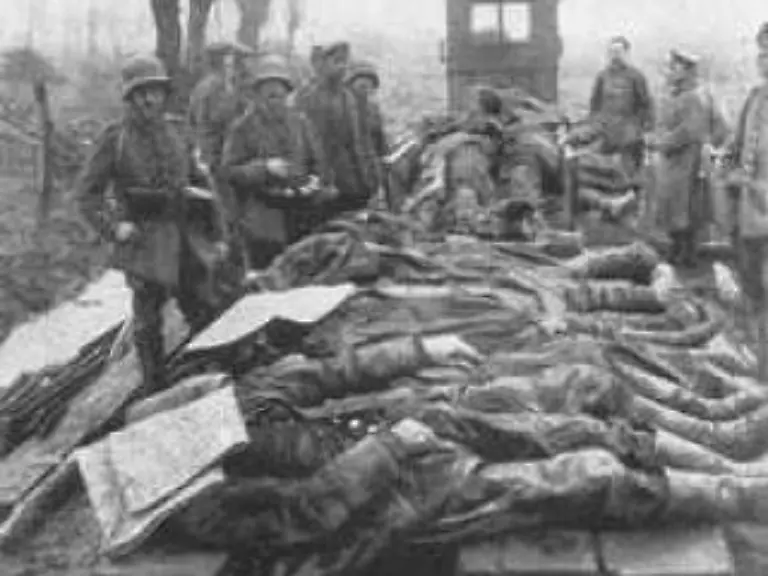 Gefallene-werden-auf-einen-Wagen-gestapelt-und-danach-in-Massengraebern-beigesetzt