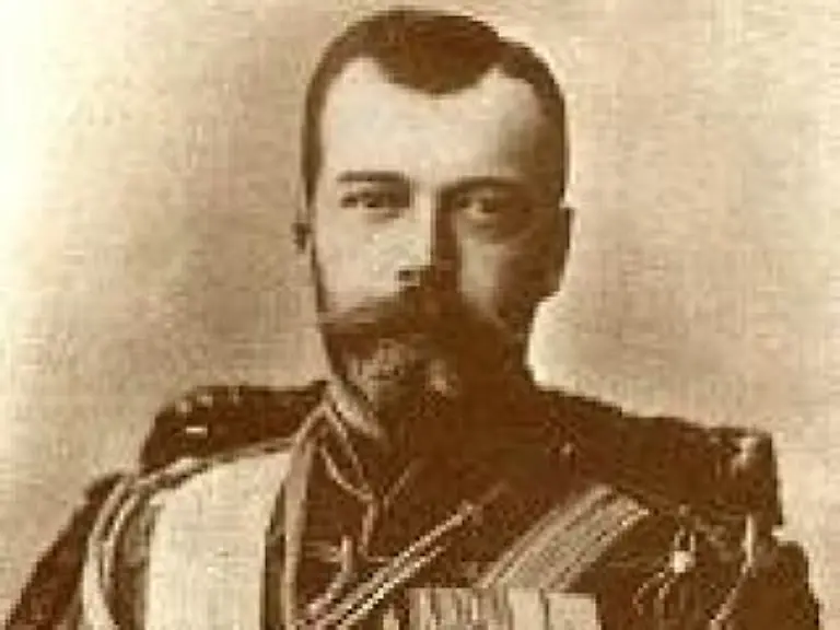 Derweil-versinkt-Russland-im-politischen-Chaos-Waehrend-der-Februarrevolution-1917-wird-Zar-Nikolaus-II-gestuerzt