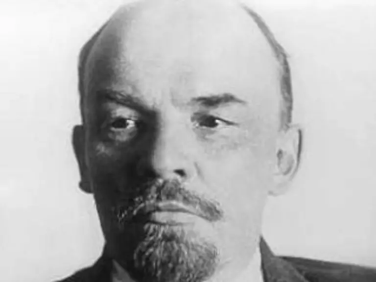 Mit-der-Oktoberrevolution-1917-ergreifen-die-kommunistischen-Bolschewiki-von-Wladimir-Iljitsch-Lenin-die-Macht