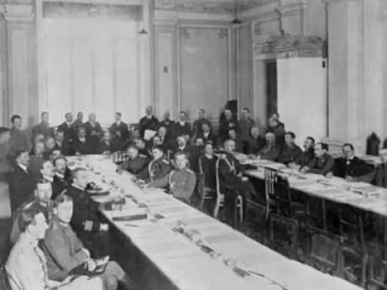 Das-schwache-Sowjetrussland-ist-nicht-mehr-in-der-Lage-Krieg-zu-fuehren-Am-3-Maerz-1918-schliesst-es-mit-Deutschland-den-Friedensvertrag-von-Brest-Litowsk