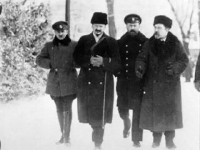 Russland-hier-sein-Verhandlungsfuehrer-Leo-Trotzki-2-v-l-verliert-grosse-Teile-seines-Territoriums-und-ein-Drittel-seiner-Bevoelkerung